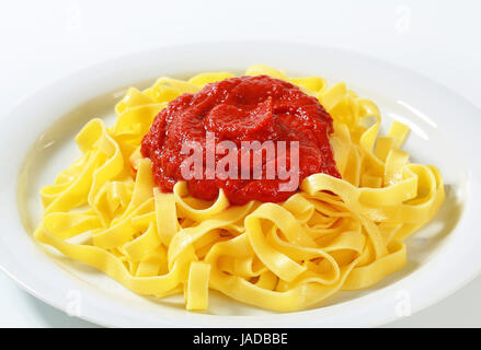 Sottile nastro di pasta con la salsa di pomodoro Foto Stock