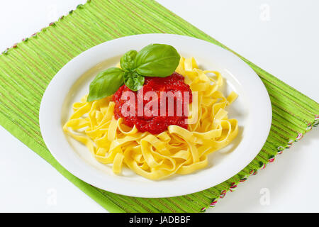 Sottile nastro di pasta con la salsa di pomodoro Foto Stock