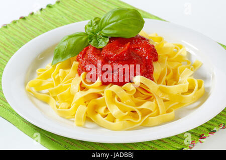 Sottile nastro di pasta con la salsa di pomodoro Foto Stock