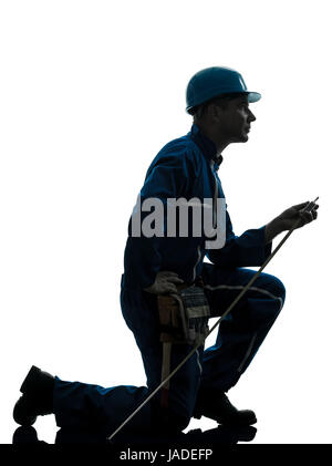 Un uomo caucasico lavoratore edile silhouette in studio su sfondo bianco Foto Stock