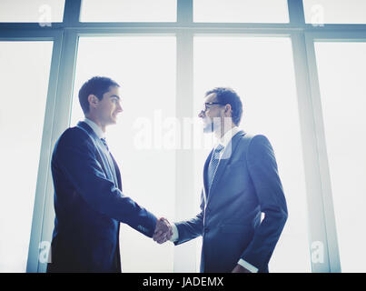 Foto di uomini d'affari di successo lo handshaking dopo la sorprendente deal Foto Stock