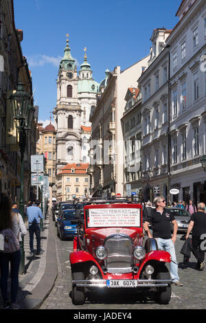 Una classica Alfa Romeo Spider offre visite guidate a Praga Foto Stock