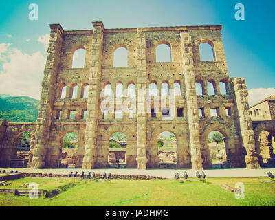 Vintage guardando le rovine del Teatro Romano di Aosta Italia Foto Stock