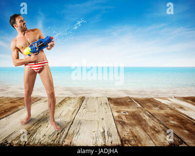 Ragazzo gioca con la pistola ad acqua Foto Stock