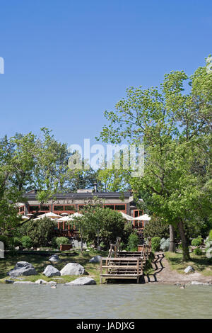 River cafe nel Prince's Island Park con scalini che conducono al fiume Bow Foto Stock