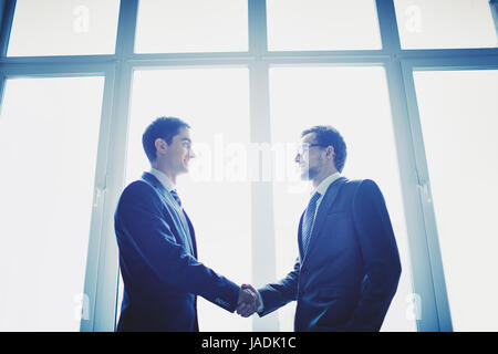 Foto di uomini d'affari di successo lo handshaking dopo la sorprendente deal Foto Stock