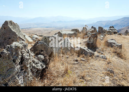 Pietre permanente di Zorats Karer (Carahunge) - pre-storia monumento megalitico in Armenia Foto Stock