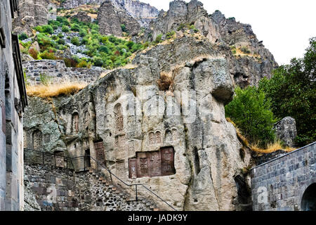 Cappella e khachkar intagliate cross-pietre in epoca medievale monastero Geghard in Armenia Foto Stock