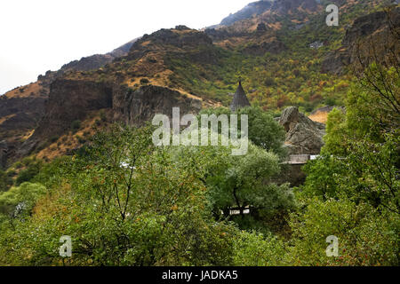 Monastero di Geghard e scogliere in Armenia. Scogliere circostanti Monastero di Geghard e Azat River Gorge sono inclusi insieme con il monastero nel World Heritage Site listing. Foto Stock