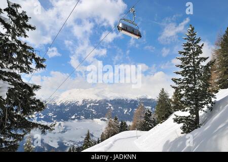 Svuotare ski lift nella bella stagione invernale innevato paesaggio di montagna (resort nelle Alpi) Foto Stock