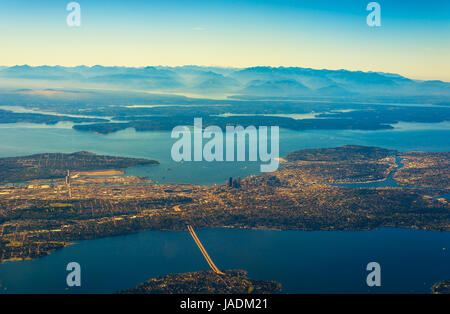 Vista aerea di Seattle, Puget Sound e la gamma olimpico a ovest Foto Stock