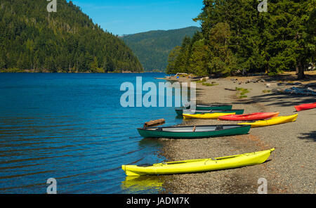 Canoe e kayak sulla spiaggia di Crescent Lake su Washington la Penisola Olimpica Foto Stock