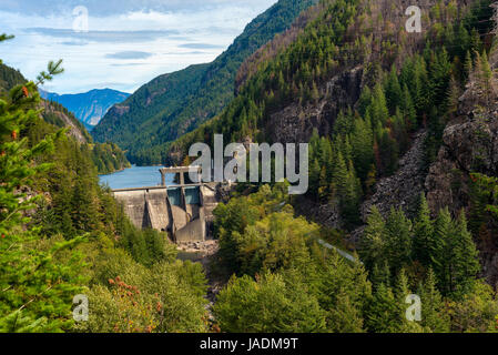 Gorge Dam con gola lago dietro di esso a Washington il Parco Nazionale delle Cascate del Nord Foto Stock