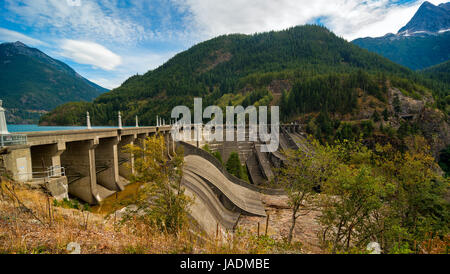 Diablo Dam, con Diablo lago dietro di esso, nel Parco Nazionale delle Cascate del Nord, Washington Foto Stock