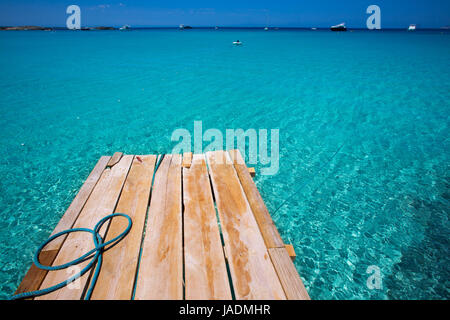 Formentera Spiaggia di Ses Illetes pier Illetas con sfondo di Ibiza a isole baleari Foto Stock