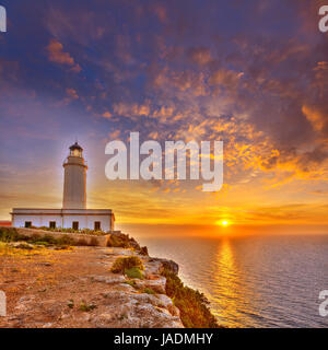 La Mola Faro di Cape Formentera a sunrise in Isole Baleari Foto Stock