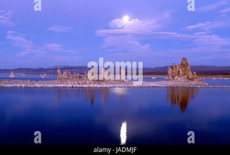 Ore del sorgere su formazioni di tufo a lago Mono in California, Stati Uniti d'America Foto Stock