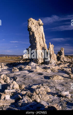 Gigante di formazioni di tufo a lago Mono in California Foto Stock