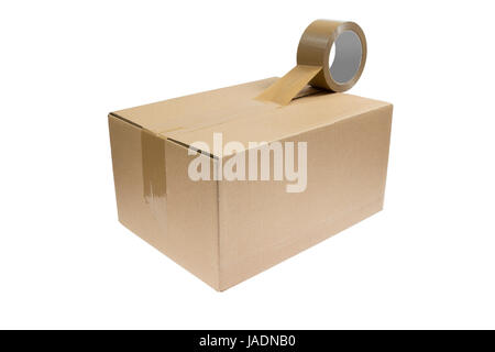 Paket mit einer Rolle Klebeband freigestellt auf weißem Hintergrund - un pacco con un rotolo di nastro adesivo di chiusura del pacco. isolato su sfondo bianco Foto Stock