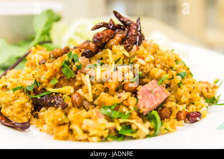 Insalata piccante salsa speziata di Crocchette di riso, carne di maiale fermentato, zenzero e noccioline ,Yam Naem Khao Thot nome tailandese Foto Stock