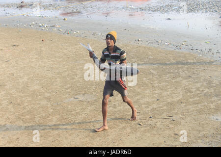 Digha, Bengala Occidentale in India il 7 Febbraio nel 2017 - pescatori raccogliere pesci in Costa del Digha, India. I pescatori operanti. Foto Stock