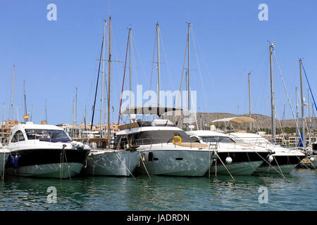 Barche ormeggiate nel porto di Alcudia sull isola di Maiorca, Spagna. Foto Stock