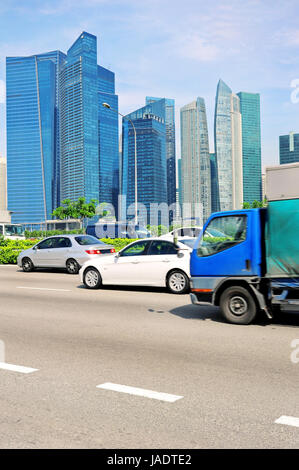 Vetture su strada di Singapore. Moto Blured Foto Stock