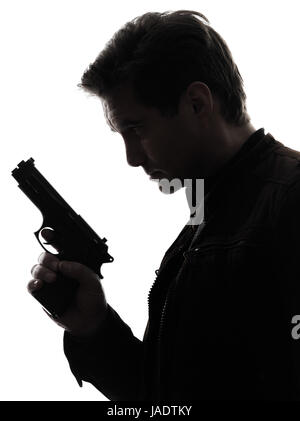 Un uomo killer poliziotto tenendo la pistola ritratto silhouette studio sfondo bianco Foto Stock