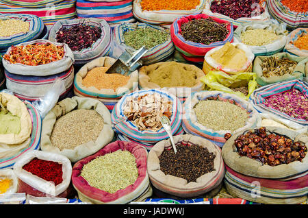 Misto di spezie tradizionali nel mercato del Cairo in Egitto Foto Stock