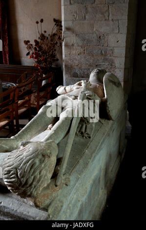 Effigie di un cavaliere nella chiesa dell Assunzione della Beata Vergine Maria, Leckhampstead, Buckinghamshire, Inghilterra, Regno Unito Foto Stock