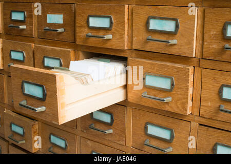 Vecchio archivio con i cassetti in legno Foto Stock