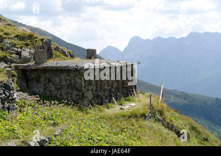 Militärunterkunft aus dem 1. Weltkrieg am Tilliacherjoch (Forcella Dignas), Grenze zwischen Italien und Österreich; alloggio militare dal 1. Worldwar al Tilliacherjoch (Forcella Dignas), il confine tra Italia e Austria Foto Stock