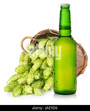 Birra Leggera o Birra Light e luppolo nel cestello isolato su sfondo bianco Foto Stock