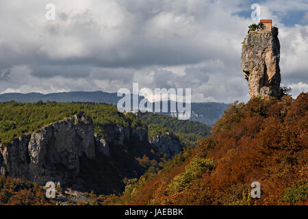 Monolithic formazione rocciosa conosciuta come pilastro Katskhi con un monaco della cella in cima, in Georgia. Foto Stock