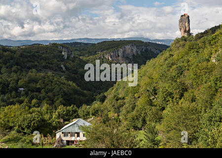 Monolithic formazione rocciosa conosciuta come pilastro Katskhi con un monaco della cella in cima, in Georgia. Foto Stock