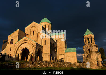 La cattedrale di Bagrati nella città di Kutaisi, Georgia, nel Caucaso. Foto Stock