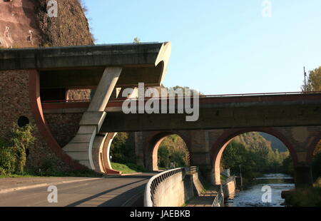 Due aperture di tunnel per la ferrovia e la strada Zwei ffnungen Tunnel,fr Eisenbahn und Strae Foto Stock