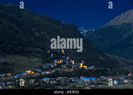 Vista notturna sulla città di Mestia nelle montagne del Caucaso, Georgia. Foto Stock