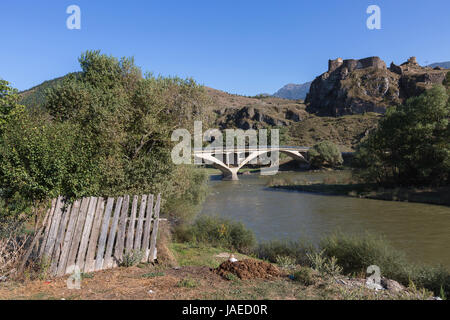 Atskhuri il castello e il fiume Kura vicino alla città di Akhaltsikhe in Georgia. Foto Stock