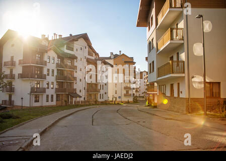 Villaggio di montagna in estate. Rosa Khutor, Sochi. Sun vista del plateau, complessi alberghieri Foto Stock