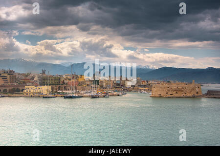 Il vecchio porto di Heraklion con veneziano fortezza koules, barche e marina di notte, Creta, Grecia. Foto Stock