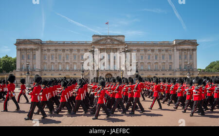 Il 3 giugno 2017. 1° battaglione irlandese Guardie marzo passato Buckingham Palace durante il maggiore generale della revisione, Trooping il colore penultima prova. Foto Stock