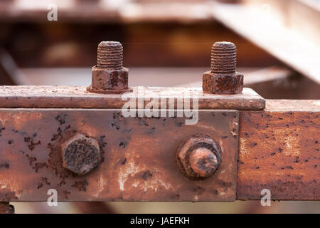 Corrosivo bullone arrugginito con il dado. Foto Stock