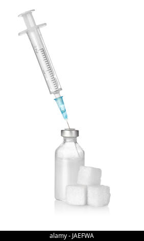 L'insulina, lo zucchero e la siringa isolati su sfondo bianco Foto Stock