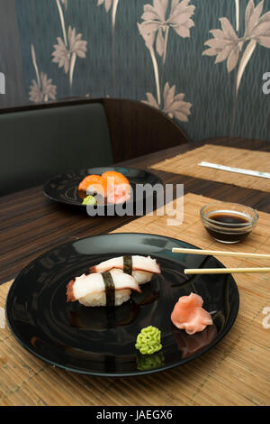 Sushi in sushi bar. Tabella razione e sushi Foto Stock