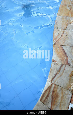 Forma di ceramica con acqua blu in piscina Foto Stock