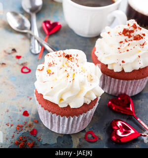 Delizioso velluto rosso tortine sul vecchio arrugginito sullo sfondo di metallo. Il giorno di San Valentino del cibo. Foto Stock