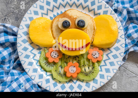 Funny monkey pancake per colazione per bambini Foto Stock