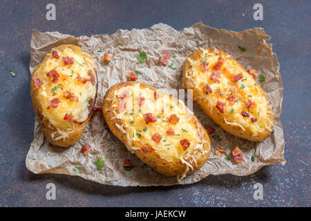 Cotto al forno ripieni di patate con formaggio e pancetta Foto Stock