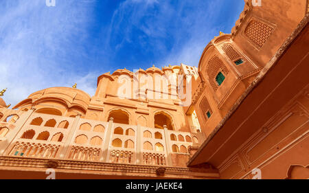 Hawa Mahal è un bellissimo palazzo in Jaipur (città rosa), Rajasthan, noto anche come palazzo dei venti o Palazzo della brezza, costruito in rosso e rosa Foto Stock